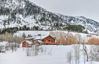 Foto 1 - Charming Bedford Cabin w/ Private Hot Tub