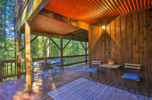 Foto 27 - Cozy Sandy Retreat w/ Hot Tub & Forest Views