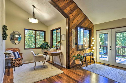 Photo 6 - Cozy Sandy Retreat w/ Hot Tub & Forest Views