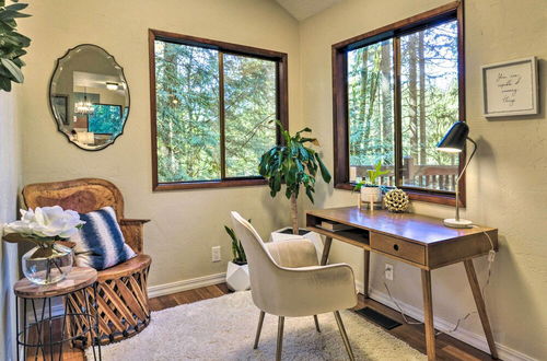 Photo 11 - Cozy Sandy Retreat w/ Hot Tub & Forest Views