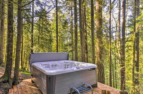 Photo 15 - Cozy Sandy Retreat w/ Hot Tub & Forest Views