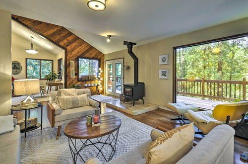 Photo 13 - Cozy Sandy Retreat w/ Hot Tub & Forest Views