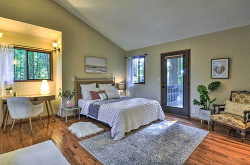 Photo 26 - Cozy Sandy Retreat w/ Hot Tub & Forest Views