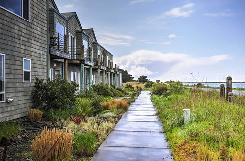 Photo 16 - Waterfront Oregon Abode w/ Balcony & Ocean Views