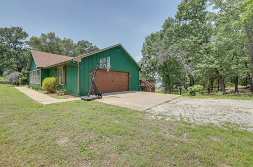 Foto 32 - Lakefront Grove Home w/ Dock, Hot Tub, & Fishing