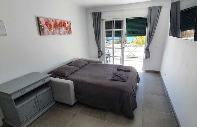 Front Line Seafront Apartment With all day Sun! - Photo 1