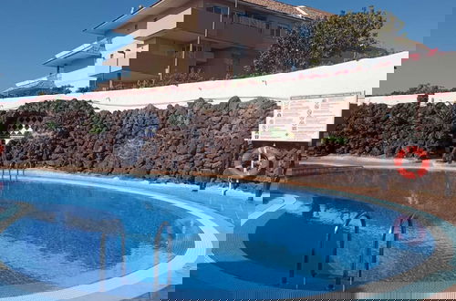 Photo 6 - Front Line Seafront Apartment With all day Sun!
