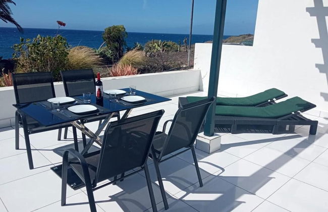 Front Line Seafront Apartment With all day Sun! - Photo 13