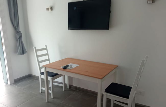 Front Line Seafront Apartment With all day Sun! - Photo 9