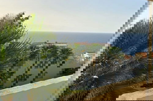 Foto 4 - Sun Kissed Vacation Home 3BR Retreat by the Ocean
