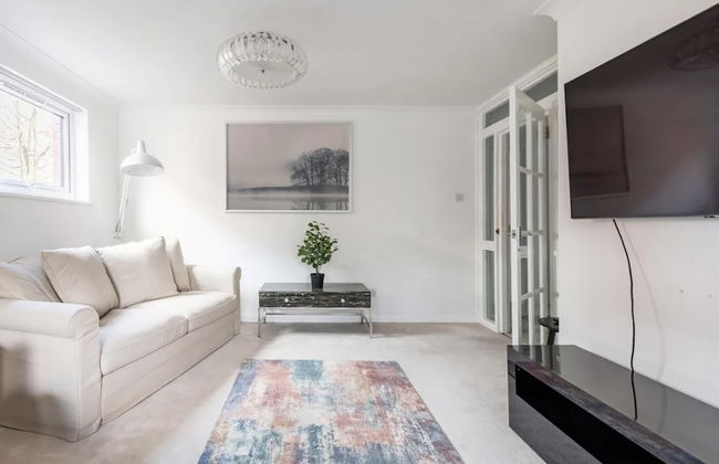 Spacious 1 bed Apartment With Parking & Balcony! - Foto 1