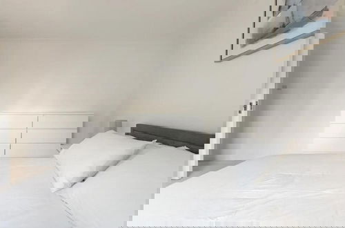 Foto 5 - Spacious 1 bed Apartment With Parking & Balcony!