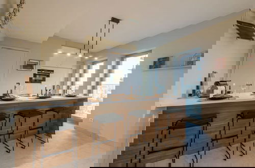 Foto 58 - Stunning Apartment With Terrace and Parking