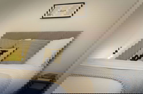 Photo 5 - Modern 4 Bed Townhouse with Parking
