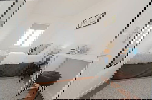 Photo 9 - Modern 4 Bed Townhouse with Parking