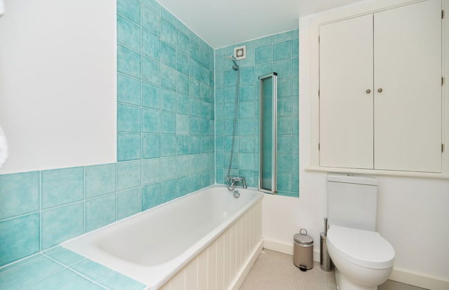 The Gwendolen Retreat - Inviting 2bdr Apartment With Balcony - Photo 20