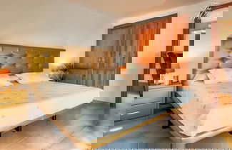 Foto 3 - White Rock Villa With Breathtaking Views and Pool