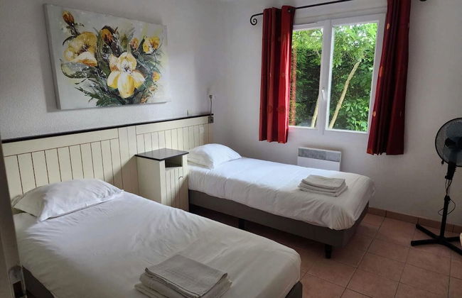 Spacious Villa With Garden and Pool - Photo 2
