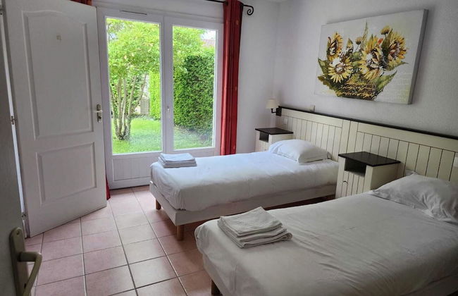 Spacious Villa With Garden and Pool - Photo 4