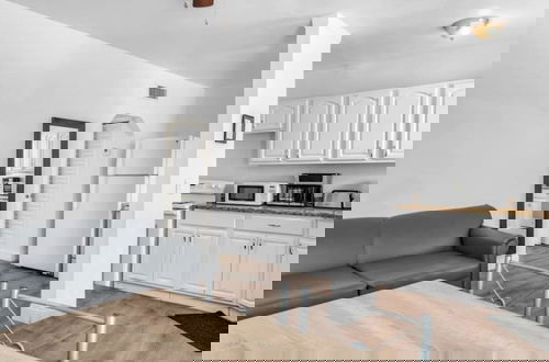 Foto 9 - Amazing 1st Floor Apartment Just Steps to Beach
