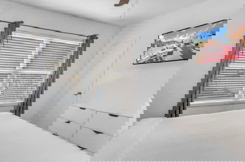 Foto 7 - Amazing 1st Floor Apartment Just Steps to Beach