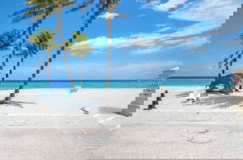 Foto 1 - Amazing 1st Floor Apartment Just Steps to Beach