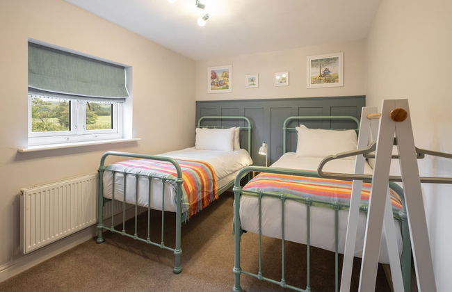 Host Stay Castle Hill Cottage - Photo 4