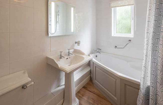 Host Stay Castle Hill Cottage - Photo 22