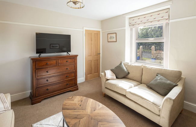 Host Stay Castle Hill Cottage - Photo 12