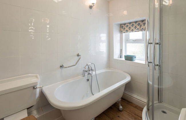 Host Stay Castle Hill Cottage - Photo 21