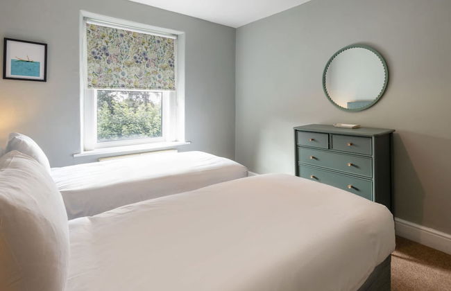 Host Stay Castle Hill Cottage - Photo 16