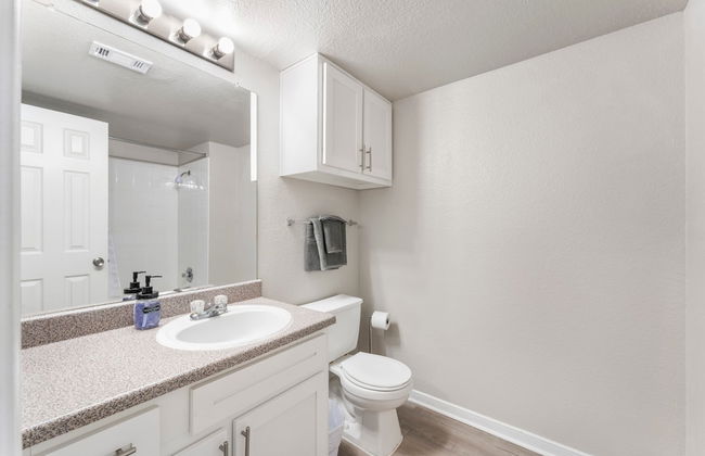 Comfy 2BR King Suite w Gym Pool Close to DT - Foto 9