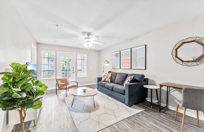 Cozy Chic 2BR King Suite w Gym Pool Close to DT - Foto 11