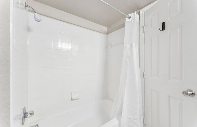 Comfy 2BR King Suite w Gym Pool Close to DT - Foto 10