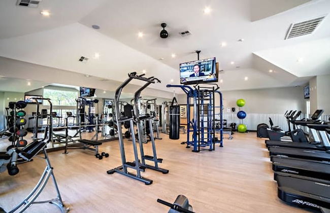 Comfy 2BR King Suite w Gym Pool Close to DT - Foto 14