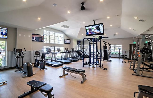 Comfy 2BR King Suite w Gym Pool Close to DT - Foto 6