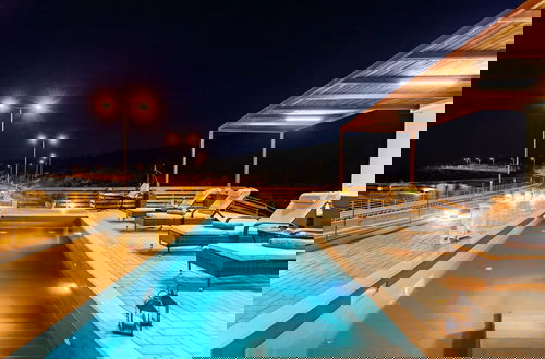 Photo 3 - Seaside Summer Bliss - Aurora Luxury Pool Paradise