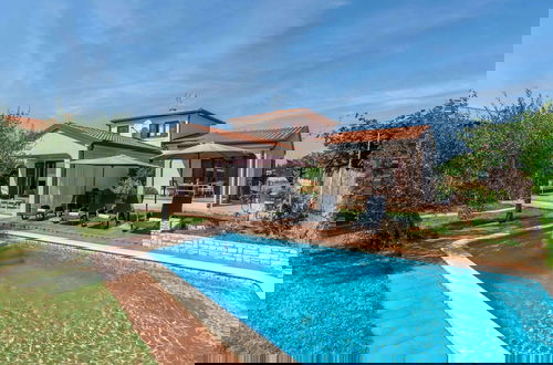 Foto 1 - Adorable Holiday House With Private Pool
