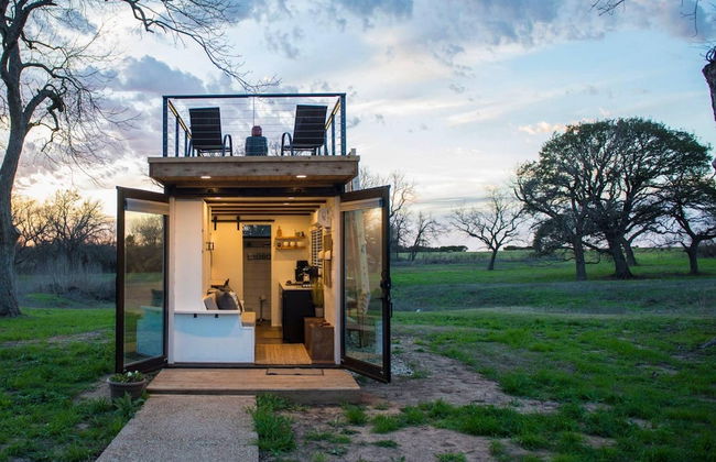 Stillwater House Tiny Container Home 12 min to Downtown Magnolia - Foto 1