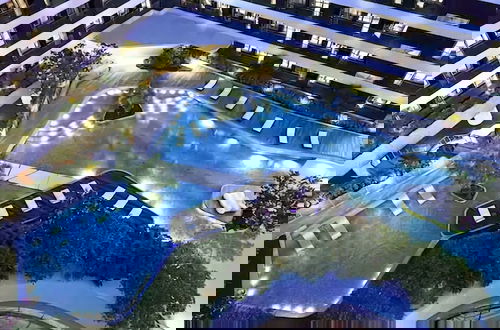 Photo 19 - Luxurious White & Gold Haven in Makati