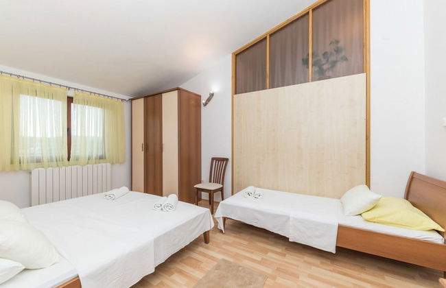 Relaxing Holiday Home With Pool, Fitness Area, and Entertainment Facilities - Photo 10