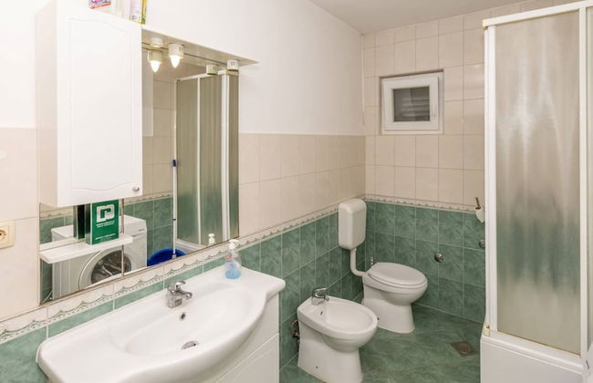 Sunny and Sleek Apartment Kastel Novi With Terrace - Foto 10