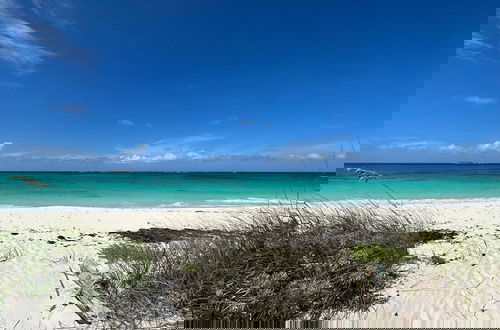 Foto 19 - Tranquil Waters: Private Oceanfront Retreat