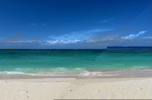 Foto 20 - Tranquil Waters: Private Oceanfront Retreat