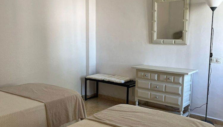 Foto 1 - Lovely 2 Bedroom Apartment Near the Beach