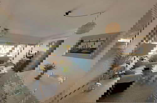 Foto 16 - Lovely 2 Bedroom Apartment Near the Beach