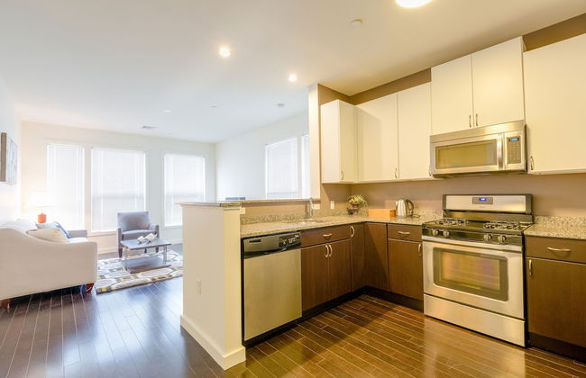 Peachtree Apartments by Avalon Suites - Photo 8