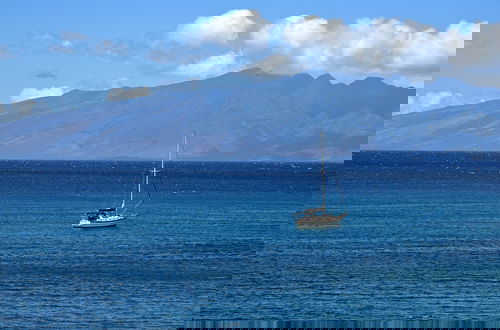 Photo 32 - Whaler 859