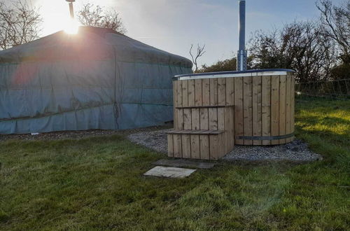 Foto 7 - Beautiful Rural Yurt With Wood Fired hot tub