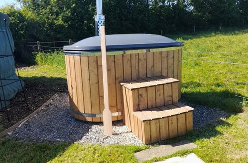 Foto 22 - Beautiful Rural Yurt With Wood Fired hot tub